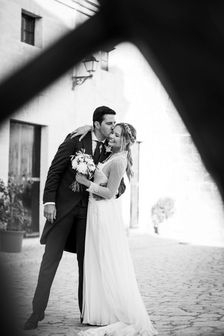 fotografia de boda fotografos mallorca reportaje natural bodas sole alonso castillo san carlos verano bodas con estilo 37